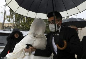حفل زفاف في مصر بالكمامات يثير موجة من الغضب (فيديو)