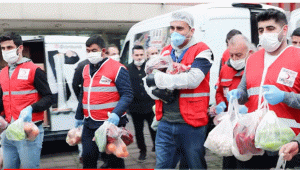 الطباخ التركي “بوراك” يفرغ مستودعاته من الأغذية ويوزعها على المحتاجين (فيديو)