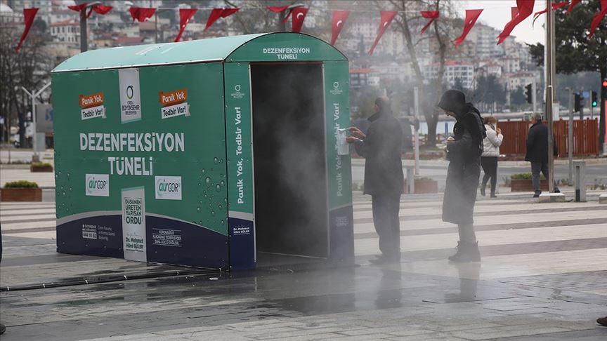 بلدية تركية تبتكر طريقة فريدة لتعقيم المارة (فيديو) 11