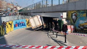 بالصور| اصطدام مركبة تجارية في "كوبري" مروري بإسطنبول 1