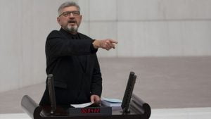 استقالة نائب "معارض" في تركيا 2 استقالة نائب "معارض" في تركيا 1