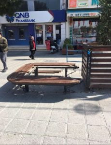 بالصور| إزالة المقاعد العمومية من ميادين عدة في تركيا.. ما علاقة كورونا؟ 3