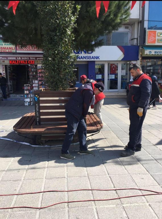 بالصور| إزالة المقاعد العمومية من ميادين عدة في تركيا.. ما علاقة كورونا؟ 1