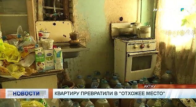 عائلة تخزن بولها لسنة كاملة في 300 قارورة.. والشرطة تتدخل! (صور) 6 عائلة تخزن بولها لسنة كاملة في 300 قارورة.. والشرطة تتدخل! (صور) 5