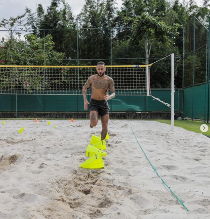 تحدي البقاء بالمنزل.. شاهد أغرب ما يفعله "ميسي" و"بوجبا" 1