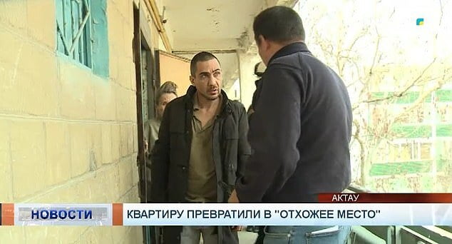 عائلة تخزن بولها لسنة كاملة في 300 قارورة.. والشرطة تتدخل! (صور) 4 عائلة تخزن بولها لسنة كاملة في 300 قارورة.. والشرطة تتدخل! (صور) 3