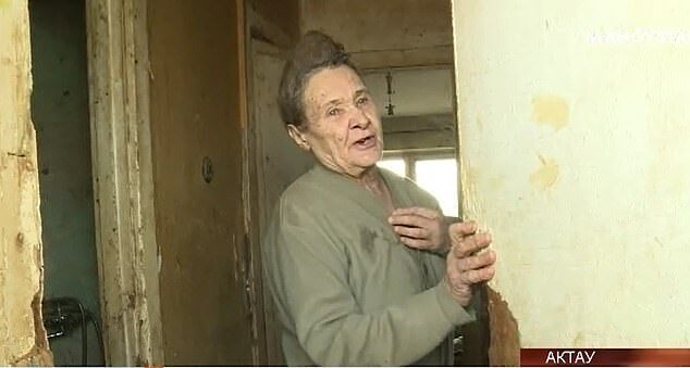 عائلة تخزن بولها لسنة كاملة في 300 قارورة.. والشرطة تتدخل! (صور) 2 عائلة تخزن بولها لسنة كاملة في 300 قارورة.. والشرطة تتدخل! (صور) 1