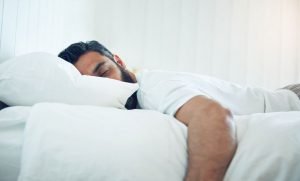 هذه الوضعية أثناء النوم تنظف دماغك وتمنع الإصابة بـ الزهايمر