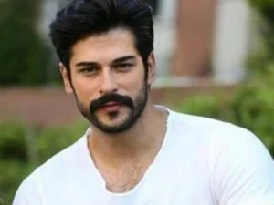 ممثل تركي شهير: “مجنون بـ بوراك أوزجيفيت وأجده وسيم”