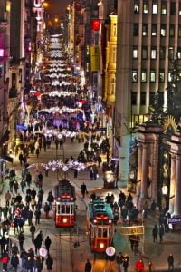 والي إسطنبول يعلن قرارات جديدة في أوقات العمل