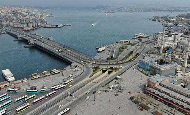 مواطنون يضربون قرارات الدولة بعرض الحائط ويخرجون في اسطنبول (شاهد) 3