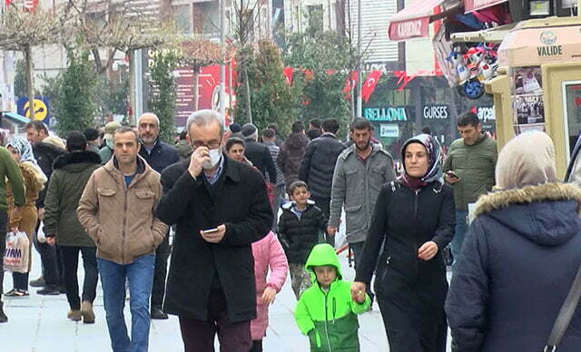مواطنون يضربون قرارات الدولة بعرض الحائط ويخرجون في اسطنبول (شاهد) 1