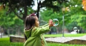 شاهد.. طفلة تبتلع صفارة وتبدأ بإصدار أصوات تشبه أصوات الدلافين