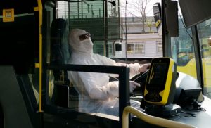 بلدية اسطنبول تزود سائقي الحافلات بملابس واقية ضد فيروس كورونا
