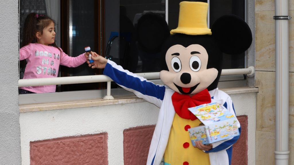 في يوم الطفل.. "حافلة 23 ابريل" تتجول في تركيا (شاهد) 5