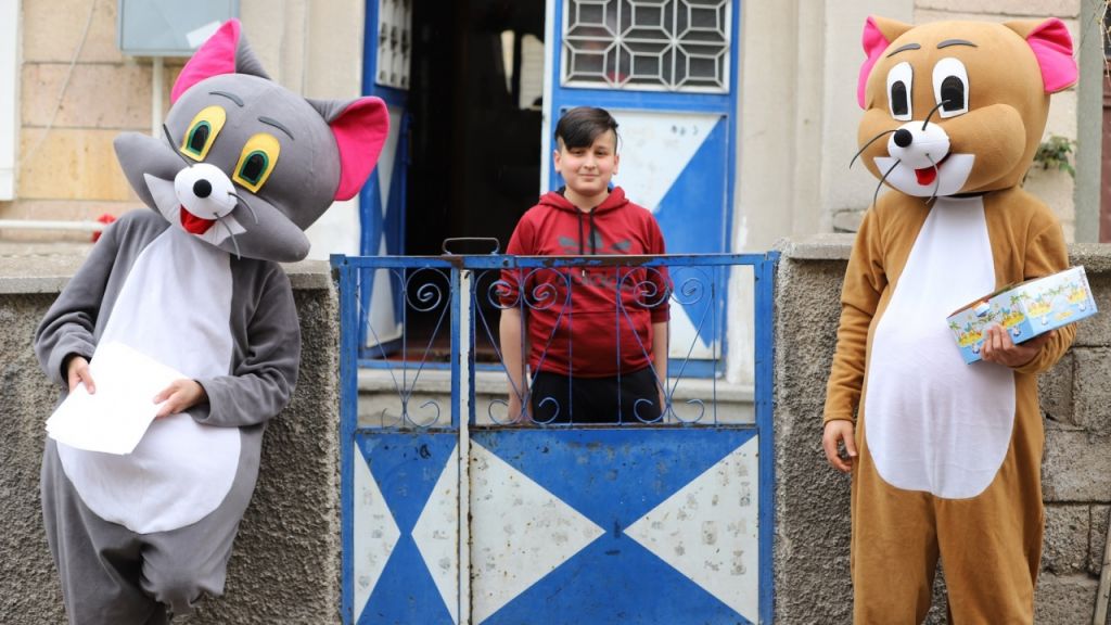 في يوم الطفل.. "حافلة 23 ابريل" تتجول في تركيا (شاهد) 8 في يوم الطفل.. "حافلة 23 ابريل" تتجول في تركيا (شاهد) 7