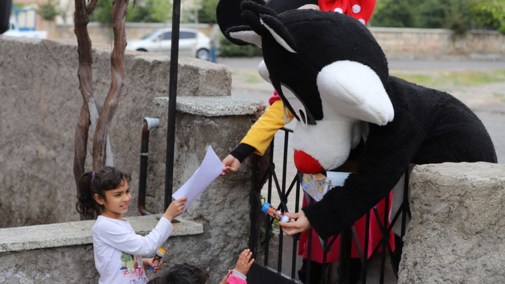 في يوم الطفل.. "حافلة 23 ابريل" تتجول في تركيا (شاهد) 1