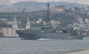 سفن حربية روسية تعبر مضيق البوسفور
