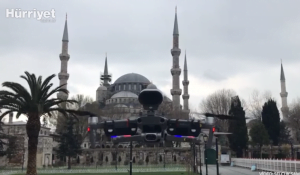 لأول مرة باسطنبول.. طائرة تابعة للشرطة تفحص حرارة المارّة وتحذر من كورونا (شاهد)
