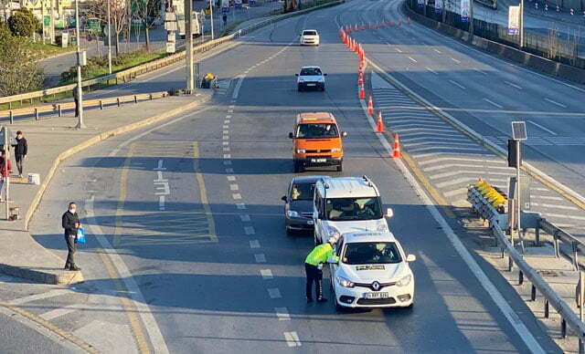 الشرطة التركية تطلق عمليات التفتيش في اليوم الأول من الحظر 25