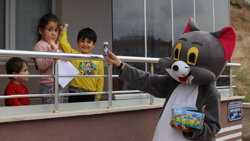 في يوم الطفل.. "حافلة 23 ابريل" تتجول في تركيا (شاهد) 3