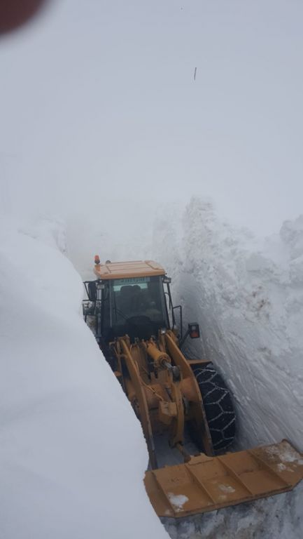 في فصل الربيع.. سُمْك الثلوج يتجاوز 5 أمتار شرقي تركيا (شاهد) 4 في فصل الربيع.. سُمْك الثلوج يتجاوز 5 أمتار شرقي تركيا (شاهد) 3