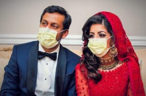 عروسان مسلمان أمريكيان يقضيان شهر العسل في مكافحة “كورونا”