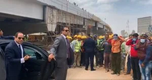 مصر.. السيسي ينفعل في الشارع ويوبخ ضباطا في الجيش بسبب كورونا (فيديو)