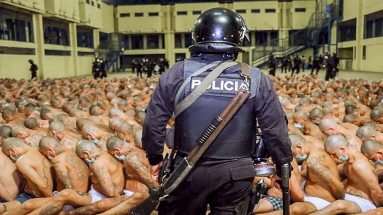 رئيس السلفادور يتعرض لانتقادات بعد نشر صور صادمة لسجناء 7