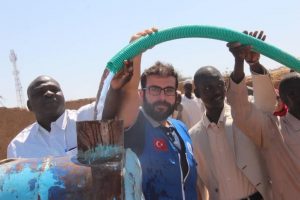 في ظل أزمة كورونا.. تركيا توفر مياه الشرب النقية لآلاف السودانيين