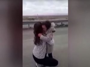 لقاء مؤثر بين أم تركية وابنتها بعد فراق طويل بسبب “كورونا” (فيديو)