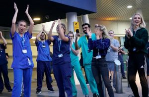 الكوادر الطبية ببريطانيا تؤدي رقصة جماعية شهيرة (شاهد)