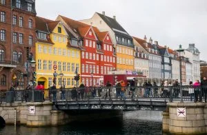 دولة أوروبية تعيد فتح مدارسها جزئياً