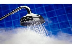 هل الاستحمام بالماء الساخن يقتل “كورونا”؟.. الصحة العالمية توضح