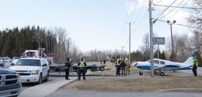 بالفيديو: هبوط اضطراري "جنوني" لطائرة على طريق مزدحم وسط السيارات! 11