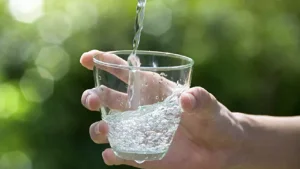 طبيب تركي يشرح أهمية الإكثار من شرب الماء في الوقاية من فيروس كورونا!