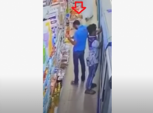 فيديو مقزز.. شاهد مُصاب كورونا يبصق على السلع الغذائية في احد المتاجر بالسعودية ويفر هارباً
