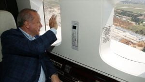 أردوغان يتفقد جوًّا مستشفيات قيد الإنشاء بإسطنبول (صور)