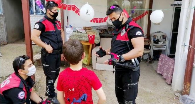 الشرطة التركية تزيين شرفة طالب مدرسة في إسطنبول 1