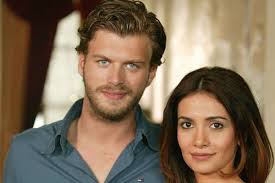 هكذا هنأت نور التركية زميلها مهند بعد مرضه؟ 85