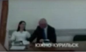 بالفيديو .. مسؤول روسي يتحرش بمساعدته أثناء بث مباشر