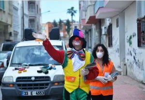 تكريما للأطفال الملتزمين في منازلهم.. مهرجون يجولون شوارع مرسين التركية