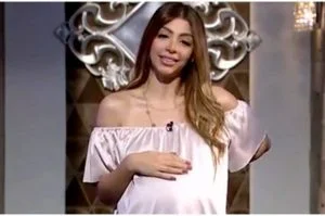 “ظهرت حامل دون زواج”.. صور جريئة لإعلامية مصرية شهيرة في دبي بعد وقفها بمصر (فيديو)