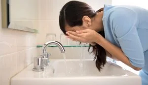 خبراء: غسل الوجه يحمي من كورونا لكن يجب اتباع هذه الخطوات