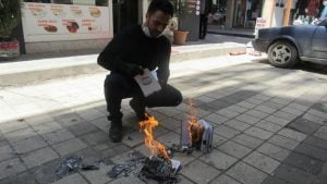مطعم تركي يحرق دفاتر ديونه دعما لـ”حملة كورونا”