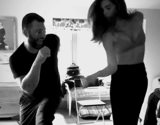 عارضة “فيكتوريا سيكريت” المُصابة بفيروس “كورونا” تشكر مُتابعيها بوصلة رقص حماسية فاضحة! 1