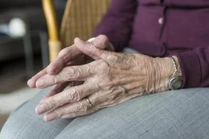 تفاصيل صادمة.. موت عجوز أثناء اغتصابها من قِبَل شاب مصري