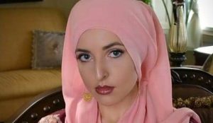 بعد اسلامها.. ماذا قالت مغنية أمريكية لرجل دين ايراني حول حجابها