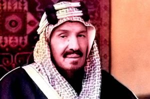 شاهد.. صورة نادرة لأبناء الملك سعود باللباس الفلكلوري اليوناني