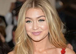 جيجي حديد تصدم الجمهور